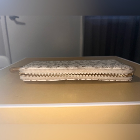 Michael Kors Jet Set Zip Wallet - Picture 4 of 9